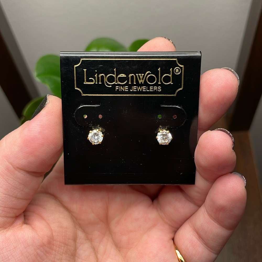💎LINDENWORLD JEWELERS💎Gold tone clear stone pierced post earrings (like new)